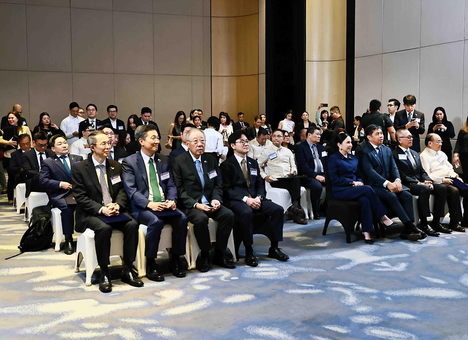 김정관 산업통상부 장관이 3월 4일(현지 시간) 필리핀 마닐라 콘래드 호텔에서 크리스티나 A. 로케(Cristina A. Roque) 필리핀 통상산업부 장관이 참석한 가운데 한-필리핀 비즈니스 포럼 계기에 원전·조선·소비재 등 7건의 업무협약 체결식을 진행하고 있다.