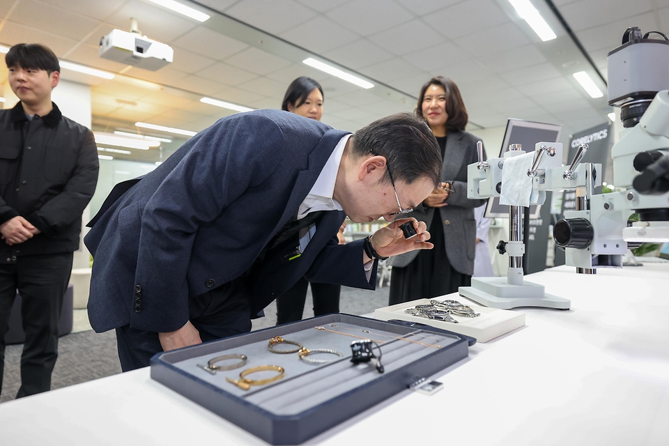 이명구 관세청장이 2월 27일 청년정책자문단과 함께 서울 서초구에 위치한 중고 거래 플랫폼 기업 '번개장터' 본사를 방문하고 있다. <br>
<br>
이번 방문은 민간 혁신기업의 조직문화를 직접 체험하고, 최근 급성장 중인 K-리 커머스(re-commerce)의 해외 진출 지원 및 위조 상품 차단 협력 방안을 모색하기 위해 추진됐다.