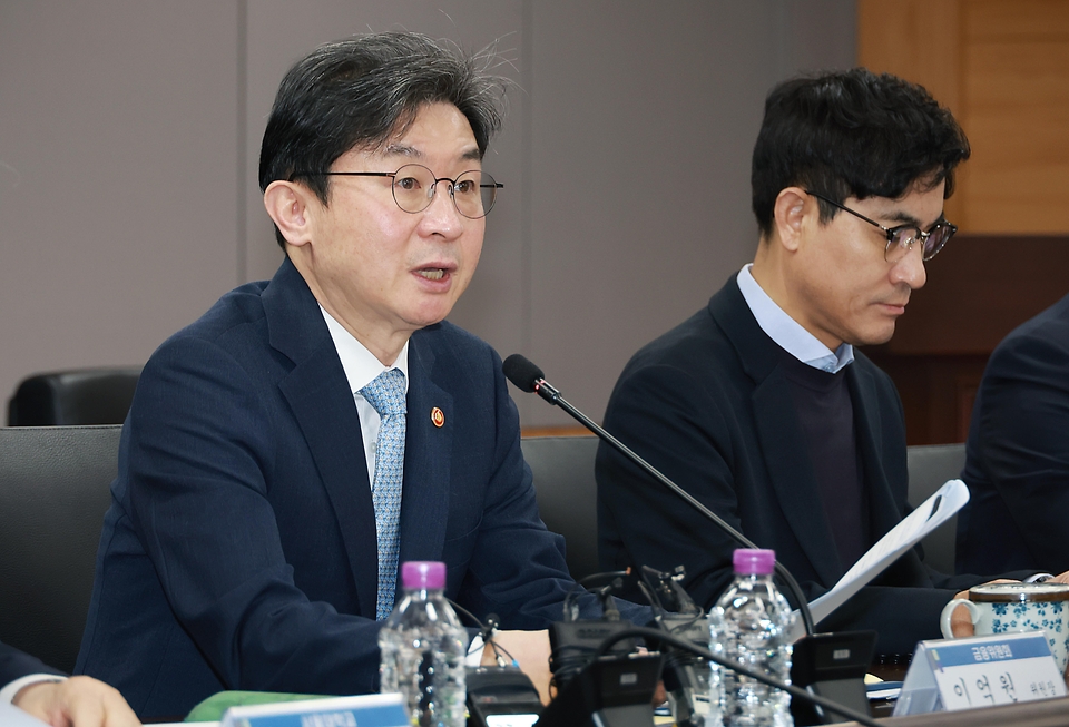 이억원 금융위원장은 3월 4일 오전 서울 종로구 정부서울청사에서 토큰증권 제도·인프라 세부설계를 위해 개최한 민·관 합동 토큰증권 협의체 Kick-off 회의에서 정부·유관기관·민간전문가 등과 전문성과 현장의 목소리를 공유하고, 토큰증권 제도화의 3대 정책 방향을 제시하고 있다.