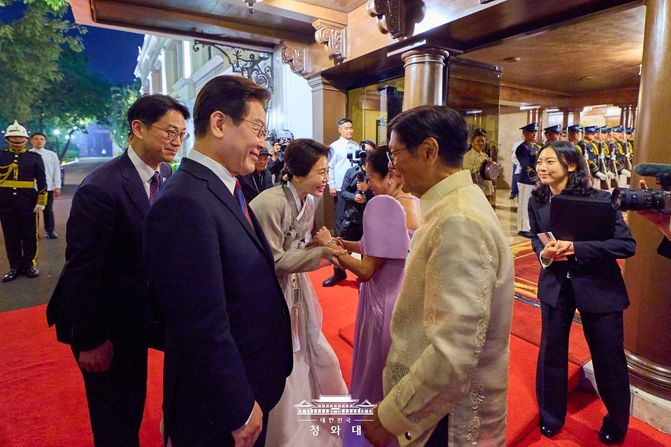 이재명 대통령과 김혜경 여사가 3월 3일(현지 시간) 필리핀 마닐라 말라카냥궁에서 열린 국빈방문 공식만찬 후 페르디난드 마르코스 필리핀 대통령, 루이즈 아라네타 마르코스 여사와 인사를 나누고 있다.