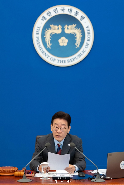 이재명 대통령이 3월 5일 청와대에서 열린 중동 상황 대응책 논의를 위한 국무회의에서 발언하고 있다.