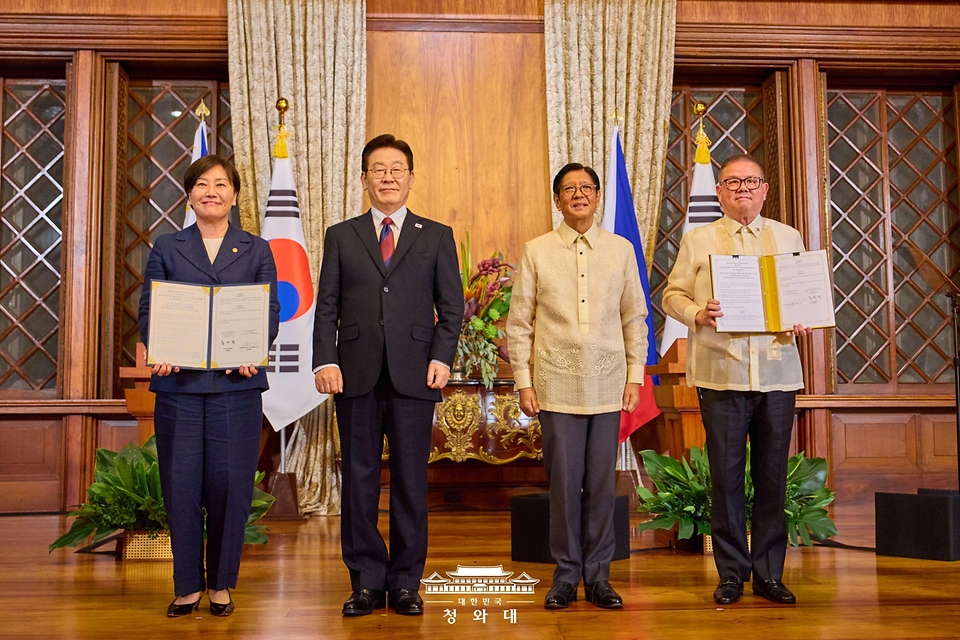 송미령 농림축산식품부 장관과 프란시스코 티우 라우렐 필리핀 농업부 장관이 3월 3일(현지 시간) 필리핀 마닐라 말라카냥궁에서 이재명 대통령과 페르디난드 마르코스 대통령이 참석한 가운데 농업 협력에 관한 개정 MOU를 체결한 뒤 기념촬영을 하고 있다.