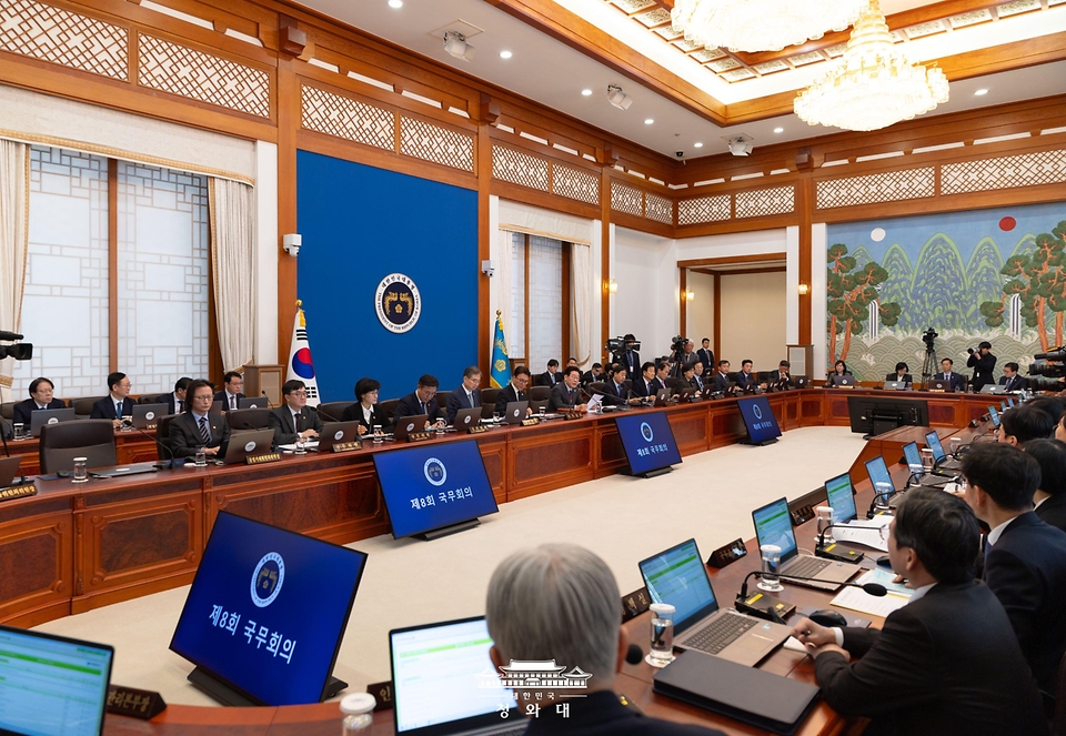 이재명 대통령이 3월 5일 청와대에서 중동 상황 대응책 논의를 위한 국무회의를 주재하고 있다.