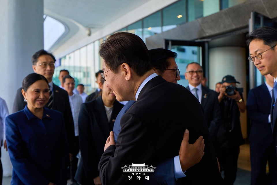이재명 대통령과 페르디난드 마르코스 필리핀 대통령이 3월 4일(현지 시간) 필리핀 마닐라 콘래드 호텔에서 한-필리핀 비즈니스 포럼 일정을 마친 뒤 작별인사를 하고 있다.