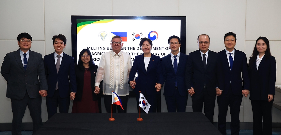 송미령 농림축산식품부 장관이 3월 4일(현지 시간) 필리핀에서 이재명 대통령의 싱가포르, 필리핀 국빈 방문을 계기로 한-싱가포르, 한-필리핀 농업 협력 MOU를 체결하고 있다.
