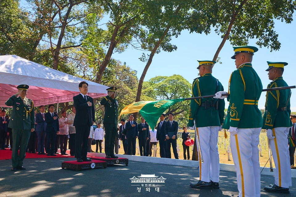필리핀을 국빈방문 중인 이재명 대통령이 3월 4일(현지 시간) 마닐라 영웅묘지에서 한국전 참전 기념비 헌화 전 사열을 받고 있다.