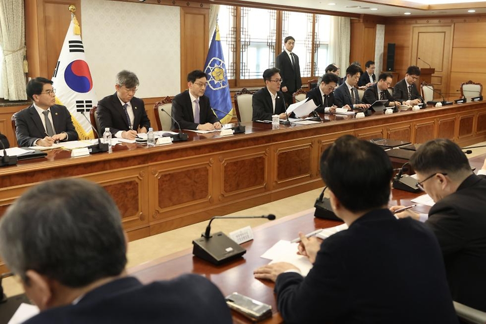 김민석 국무총리가 3월 4일 세종대로 정부서울청사에서 열린 중동 상황 관계장관회의에서 모두발언을 하고 있다.