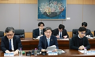 이억원 금융위원장은 3월 4일 오전 서울 종로구 정부서울청사에서 토큰증권 제도·인프라 세부설계를 위해 개최한 민·관 합동 토큰증권 협의체 Kick-off 회의에서 정부·유관기관·민간전문가 등과 전문성과 현장의 목소리를 공유하고, 토큰증권 제도화의 3대 정책 방향을 제시하고 있다.