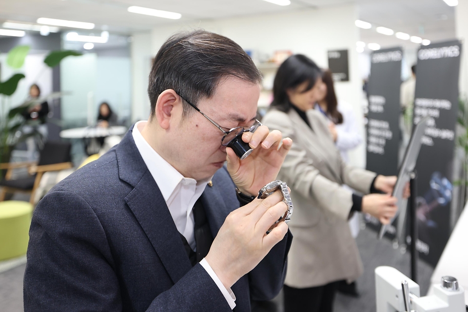 이명구 관세청장이 2월 27일 청년정책자문단과 함께 서울 서초구에 위치한 중고 거래 플랫폼 기업 '번개장터' 본사를 방문하고 있다. <br>
<br>
이번 방문은 민간 혁신기업의 조직문화를 직접 체험하고, 최근 급성장 중인 K-리 커머스(re-commerce)의 해외 진출 지원 및 위조 상품 차단 협력 방안을 모색하기 위해 추진됐다.