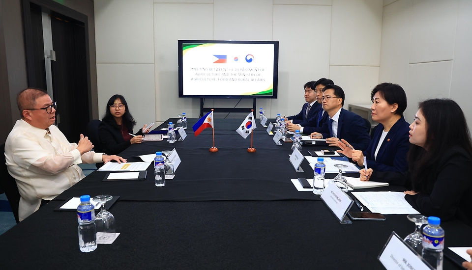 송미령 농림축산식품부 장관이 3월 4일(현지 시간) 필리핀에서 이재명 대통령의 싱가포르, 필리핀 국빈 방문을 계기로 한-싱가포르, 한-필리핀 농업 협력 MOU를 체결하고 있다.
