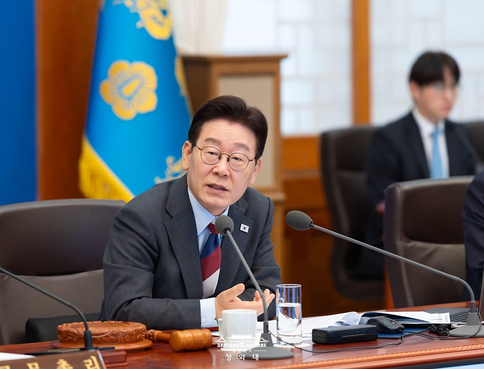 이재명 대통령이 3월 5일 청와대에서 열린 중동 상황 대응책 논의를 위한 국무회의에서 발언하고 있다.