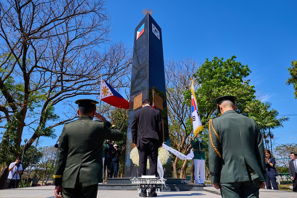 필리핀을 국빈방문 중인 이재명 대통령이 3월 4일(현지 시간) 마닐라 영웅묘지에서 한국전 참전 기념비에 헌화 후 묵념하고 있다.
