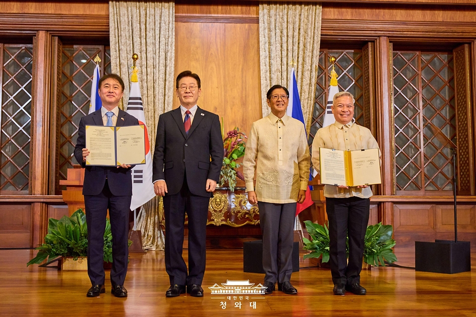이상화 주필리핀 한국대사와 에릭 바우티스타 제루도 필리핀 문화예술위원회 위원장이 3월 3일(현지 시간) 필리핀 마닐라 말라카냥궁에서 이재명 대통령과 페르디난드 마르코스 대통령이 참석한 가운데 문화협력을 위한 MOU를 체결한 뒤 기념촬영을 하고 있다.