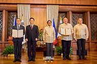 이용철 방위사업청장과 길베르토 테오도로 주니어 필리핀 국방부 장관이 3월 3일(현지 시간) 필리핀 마닐라 말라카냥궁에서 이재명 대통령과 페르디난드 마르코스 대통령이 참석한 가운데 특정 방산물자 조달을 위한 개정 시행약정서를 교환한 뒤 기념촬영을 하고 있다.