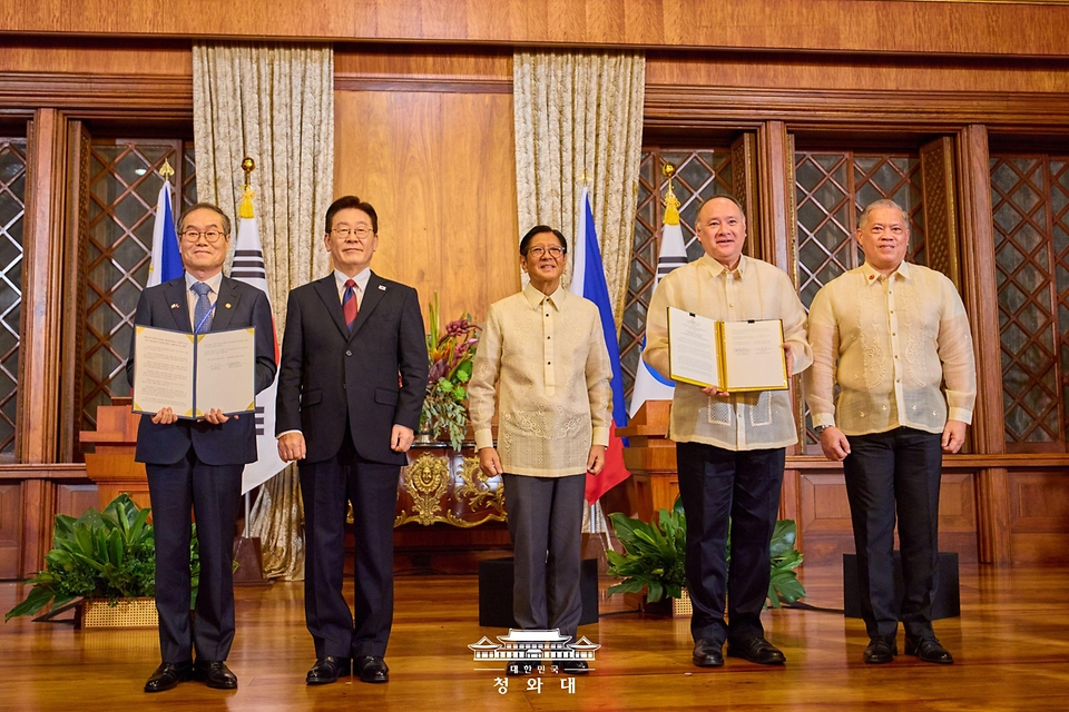 이용철 방위사업청장과 길베르토 테오도로 주니어 필리핀 국방부 장관이 3월 3일(현지 시간) 필리핀 마닐라 말라카냥궁에서 이재명 대통령과 페르디난드 마르코스 대통령이 참석한 가운데 특정 방산물자 조달을 위한 개정 시행약정서를 교환한 뒤 기념촬영을 하고 있다.