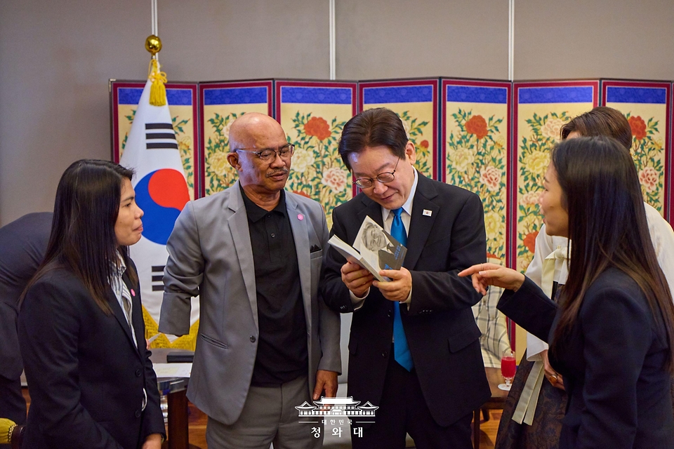 필리핀을 국빈방문한 이재명 대통령이 3월 4일(현지 시간) 필리핀 마닐라 PRS 접견실에서 인권 변호사 시절 인연을 맺은 필리핀 노동자 아리엘 갈락 씨를 만나 자신의 자서전을 선물하고 있다.