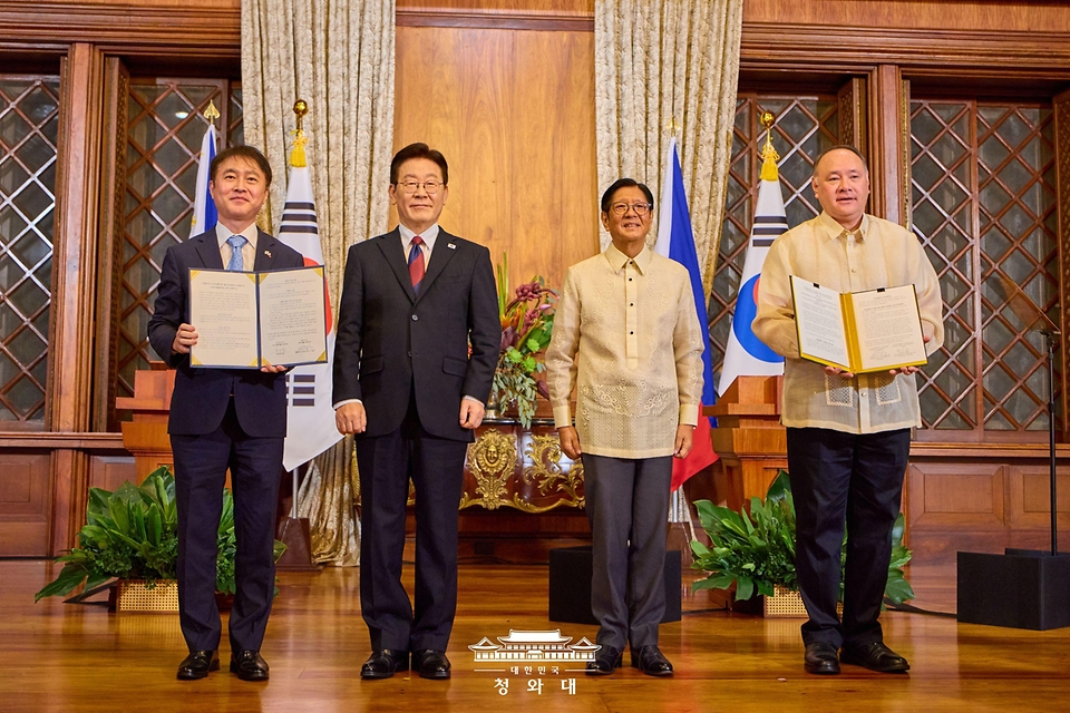 이상화 주필리핀 한국대사와 길베르토 테오도로 주니어 필리핀 국방부 장관이 3월 3일(현지 시간) 필리핀 마닐라 말라카냥궁에서 이재명 대통령과 페르디난드 마르코스 대통령이 참석한 가운데 보훈 관련 상호협력 개정 MOU를 체결한 뒤 기념촬영을 하고 있다.