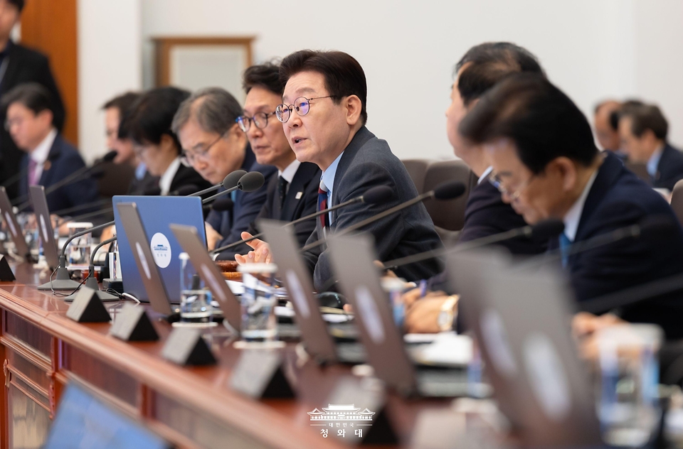 이재명 대통령이 3월 5일 청와대에서 열린 중동 상황 대응책 논의를 위한 국무회의에서 발언하고 있다.