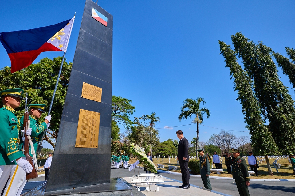 필리핀을 국빈방문 중인 이재명 대통령이 3월 4일(현지 시간) 마닐라 영웅묘지에서 한국전 참전 기념비에 헌화 후 묵념하고 있다.