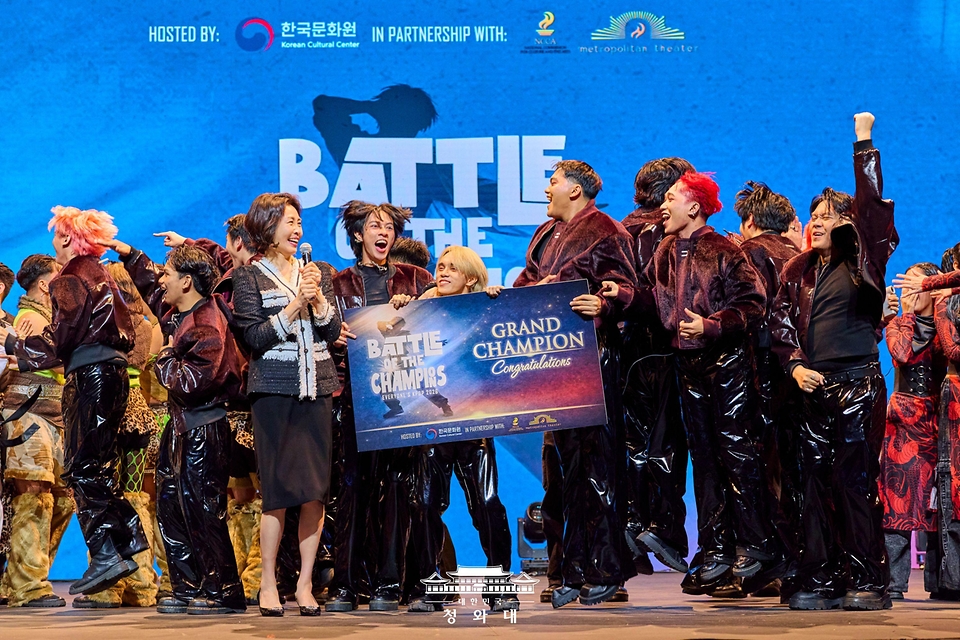 이재명 대통령과 필리핀을 국빈방문한 김혜경 여사가 3월 4일(현지 시간) 마닐라 메트로폴리탄 극장에서 열린 '모두의 케이팝' 행사에서 시상 후 발언을 하고 있다.