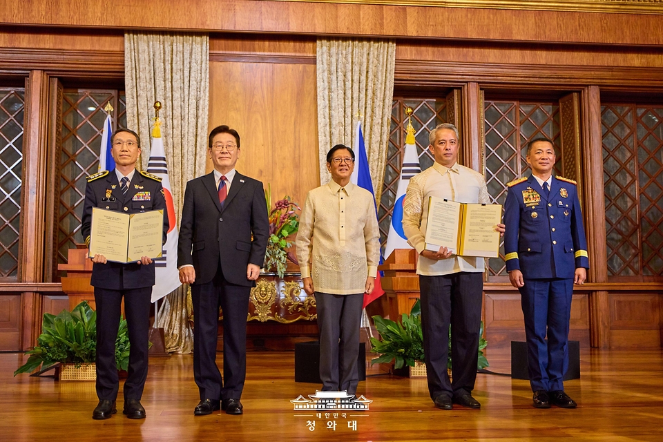 유재성 경찰청장 직무대행과 호세 멜렌시어 나르타테즈 주니어 경찰청장이 3월 3일(현지 시간) 필리핀 마닐라 말라카냥궁에서 이재명 대통령과 페르디난드 마르코스 대통령이 참석한 가운데 경찰협력을 위한 개정 MOU를 체결한 뒤 기념촬영을 하고 있다.