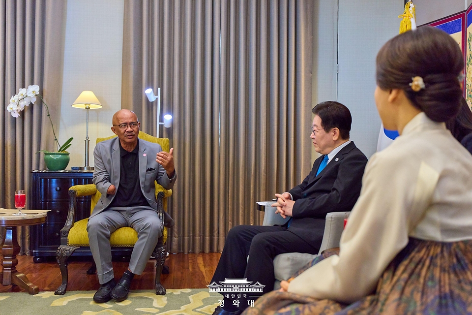 필리핀을 국빈방문한 이재명 대통령이 3월 4일(현지 시간) 필리핀 마닐라 PRS 접견실에서 인권 변호사 시절 인연을 맺은 필리핀 노동자 아리엘 갈락 씨를 접견하고 있다.