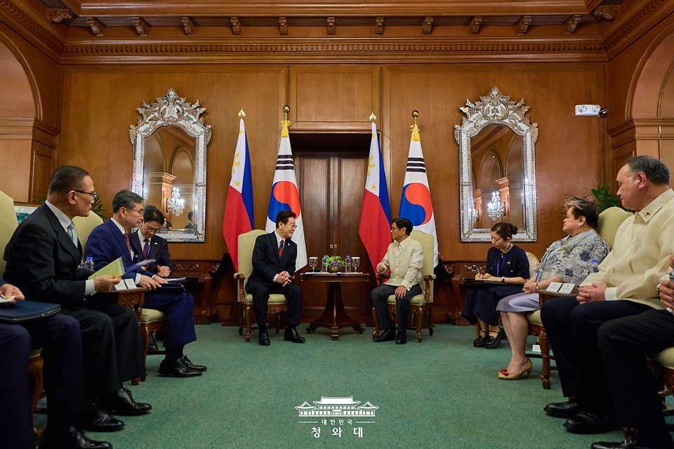 이재명 대통령과 페르디난드 마르코스 필리핀 대통령이 3월 3일(현지 시간) 필리핀 마닐라 말라카냥궁에서 소인수 회담을 하고 있다.