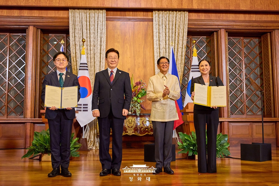 김정관 산업부 장관과 마리아 크리스티나 알데게르 로케 필리핀 통상산업부 장관이 3월 3일(현지 시간) 필리핀 마닐라 말라카냥궁에서 이재명 대통령과 페르디난드 마르코스 대통령이 참석한 가운데 무역·투자·경제협력에 관한 개정 MOU를 체결 체결한 뒤 기념촬영을 하고 있다.