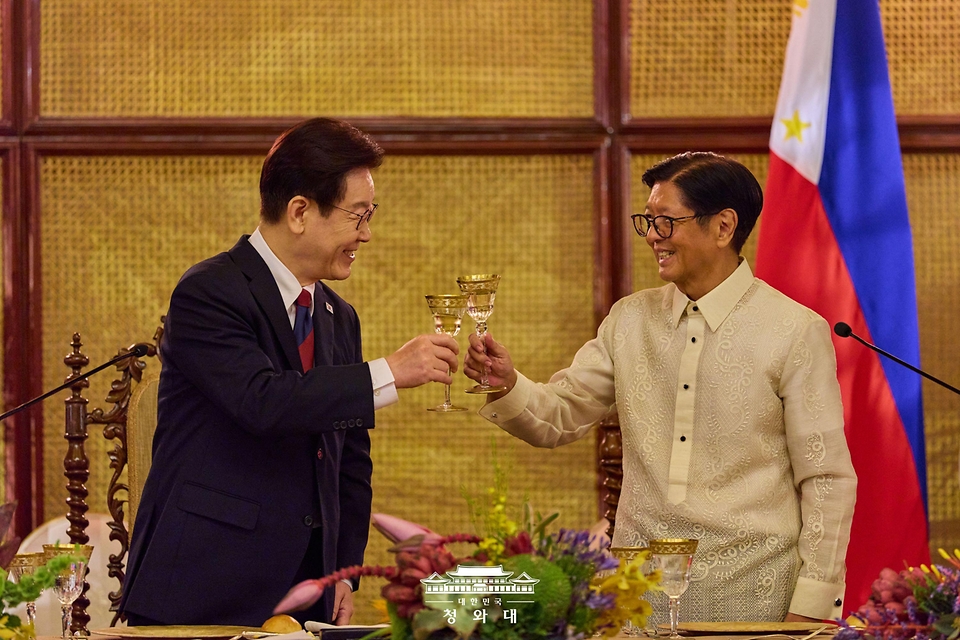 이재명 대통령과 페르디난드 마르코스 필리핀 대통령이 3월 3일(현지 시간) 필리핀 마닐라 말라카냥궁에서 열린 국빈방문 공식만찬에서 건배하고 있다.