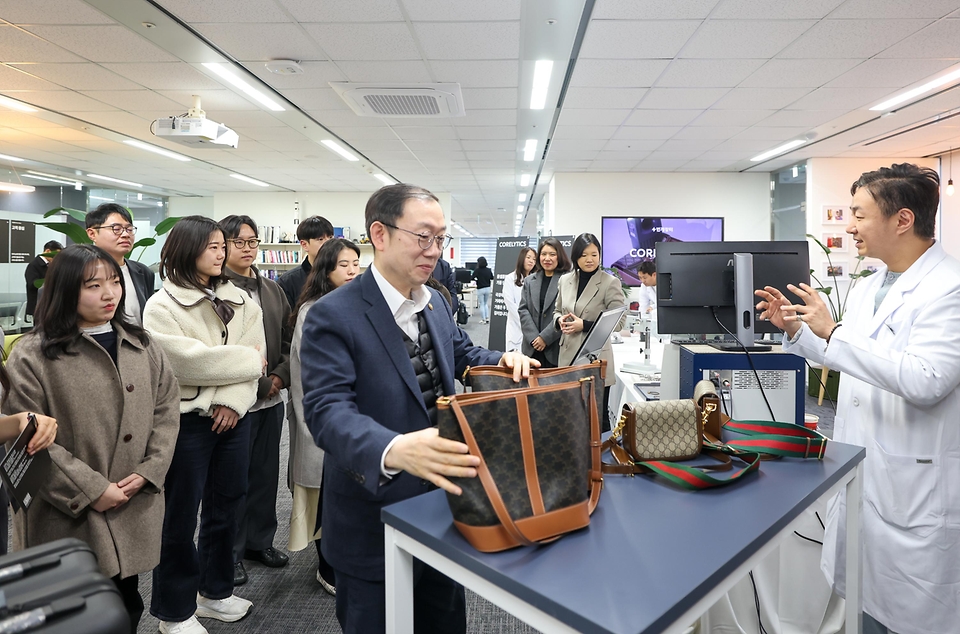 이명구 관세청장이 2월 27일 청년정책자문단과 함께 서울 서초구에 위치한 중고 거래 플랫폼 기업 '번개장터' 본사를 방문하고 있다. <br>
<br>
이번 방문은 민간 혁신기업의 조직문화를 직접 체험하고, 최근 급성장 중인 K-리 커머스(re-commerce)의 해외 진출 지원 및 위조 상품 차단 협력 방안을 모색하기 위해 추진됐다.