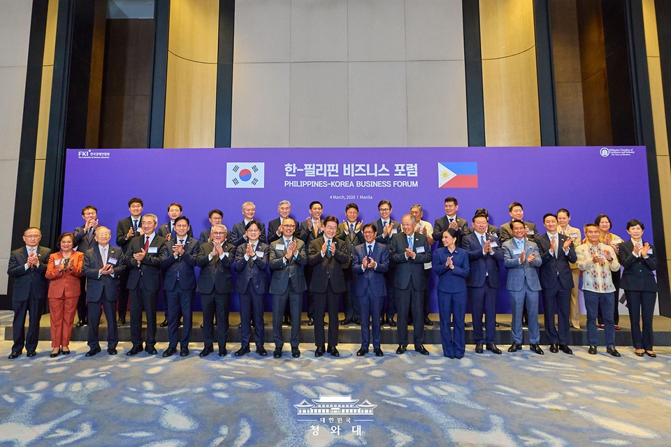 이재명 대통령과 페르디난드 마르코스 필리핀 대통령이 3월 4일(현지 시간) 필리핀 마닐라 콘래드 호텔에서 열린 한-필리핀 비즈니스 포럼에서 참석자들과 기념촬영을 하고 있다.