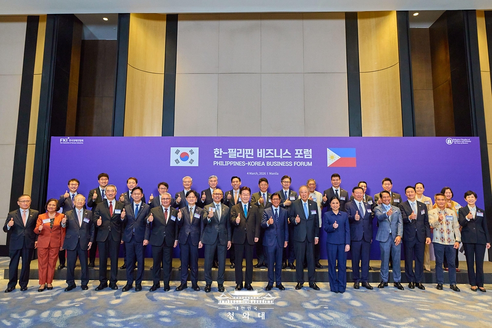 이재명 대통령과 페르디난드 마르코스 필리핀 대통령이 3월 4일(현지 시간) 필리핀 마닐라 콘래드 호텔에서 열린 한-필리핀 비즈니스 포럼에서 참석자들과 기념촬영을 하고 있다.
