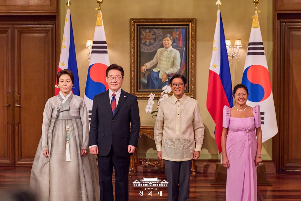 이재명 대통령과 김혜경 여사가 3월 3일(현지 시간) 필리핀 마닐라 말라카냥궁에서 열린 국빈방문 공식만찬에 앞서 페르디난드 마르코스 필리핀 대통령, 루이즈 아라네타 마르코스 여사와 기념촬영을 하고 있다.