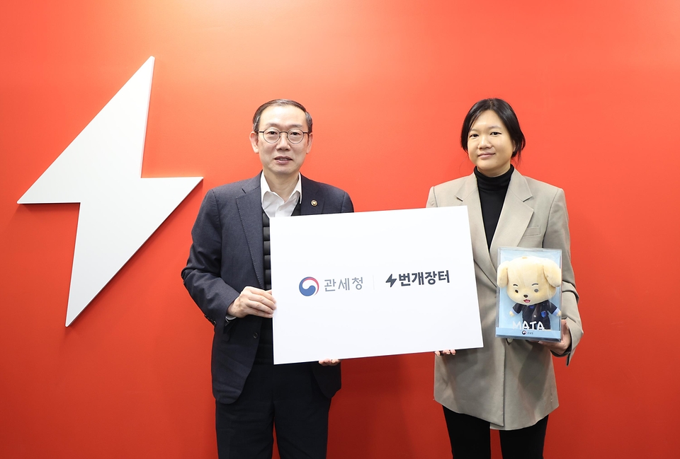 이명구 관세청장이 2월 27일 청년정책자문단과 함께 서울 서초구에 위치한 중고 거래 플랫폼 기업 '번개장터' 본사를 방문하고 있다. <br>
<br>
이번 방문은 민간 혁신기업의 조직문화를 직접 체험하고, 최근 급성장 중인 K-리 커머스(re-commerce)의 해외 진출 지원 및 위조 상품 차단 협력 방안을 모색하기 위해 추진됐다.