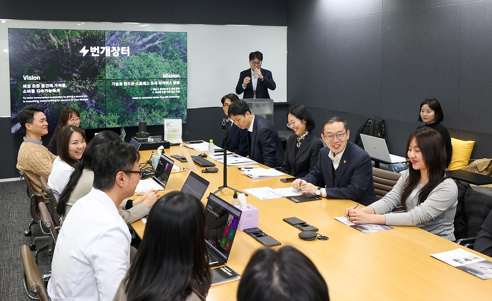 이명구 관세청장이 2월 27일 청년정책자문단과 함께 서울 서초구에 위치한 중고 거래 플랫폼 기업 '번개장터' 본사를 방문하고 있다. <br>
<br>
이번 방문은 민간 혁신기업의 조직문화를 직접 체험하고, 최근 급성장 중인 K-리 커머스(re-commerce)의 해외 진출 지원 및 위조 상품 차단 협력 방안을 모색하기 위해 추진됐다.