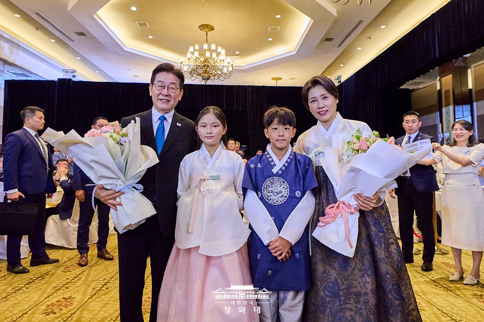 이재명 대통령과 김혜경 여사가 3월 4일(현지 시간) 필리핀 마닐라의 한 호텔에서 열린 동포 간담회에서 화동과 기념촬영하고 있다.