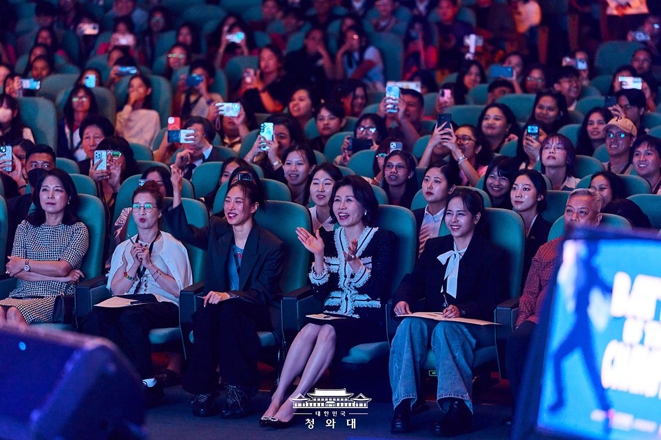 이재명 대통령과 필리핀을 국빈방문한 김혜경 여사가 3월 4일(현지 시간) 마닐라 메트로폴리탄 극장에서 '모두의 케이팝' 공연을 관람하고 있다.