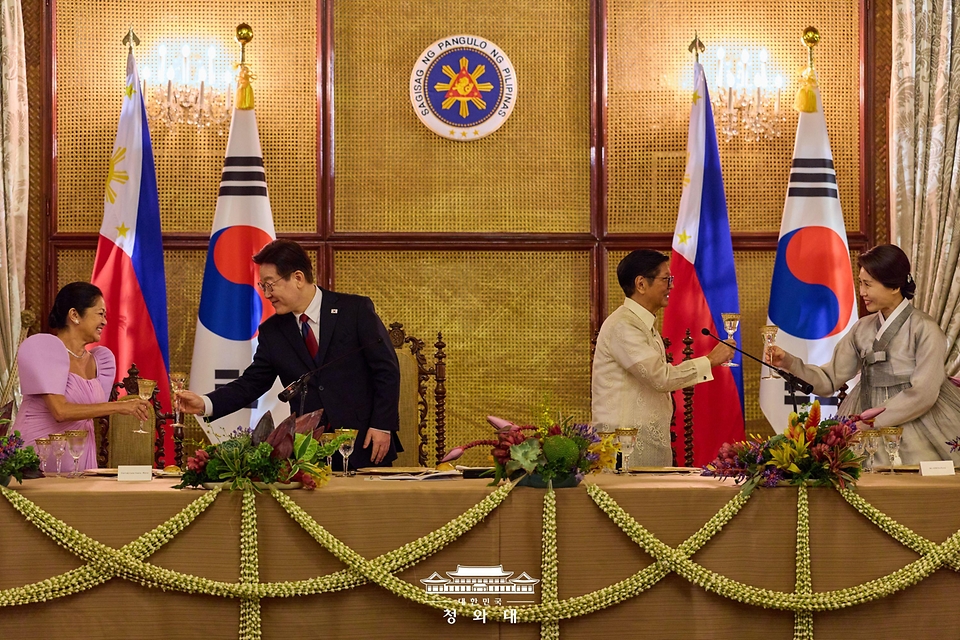 이재명 대통령과 페르디난드 마르코스 필리핀 대통령이 3월 3일(현지 시간) 필리핀 마닐라 말라카냥궁에서 열린 국빈방문 공식만찬에서 건배하고 있다.