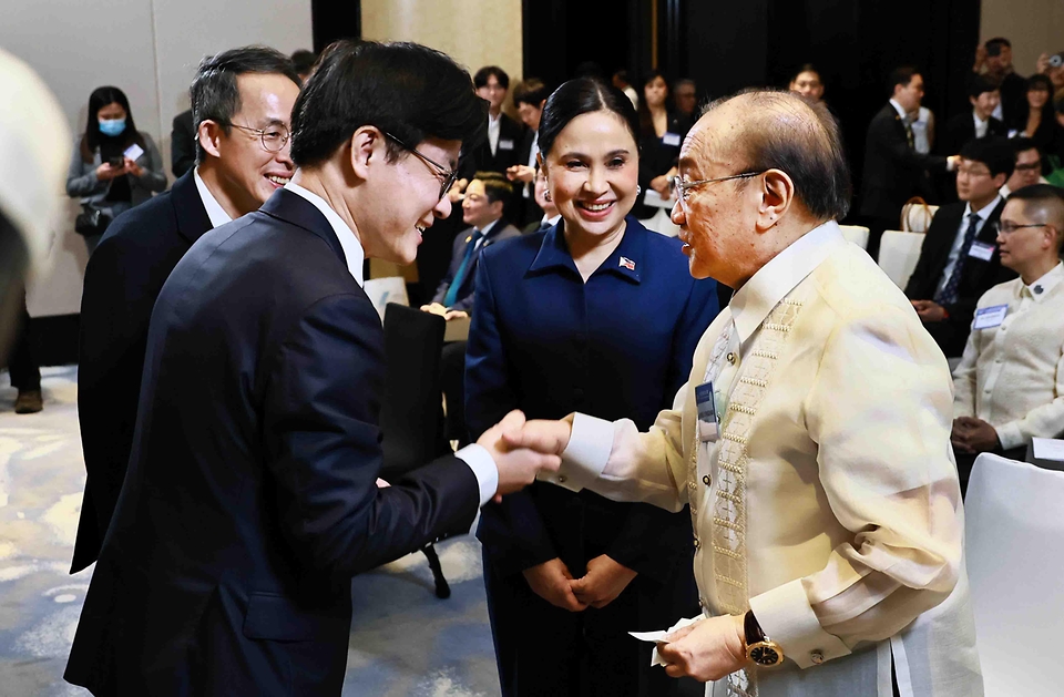 김정관 산업통상부 장관이 3월 4일(현지 시간) 필리핀 마닐라 콘래드 호텔에서 크리스티나 A. 로케(Cristina A. Roque) 필리핀 통상산업부 장관이 참석한 가운데 한-필리핀 비즈니스 포럼 계기에 원전·조선·소비재 등 7건의 업무협약 체결식을 진행하고 있다.