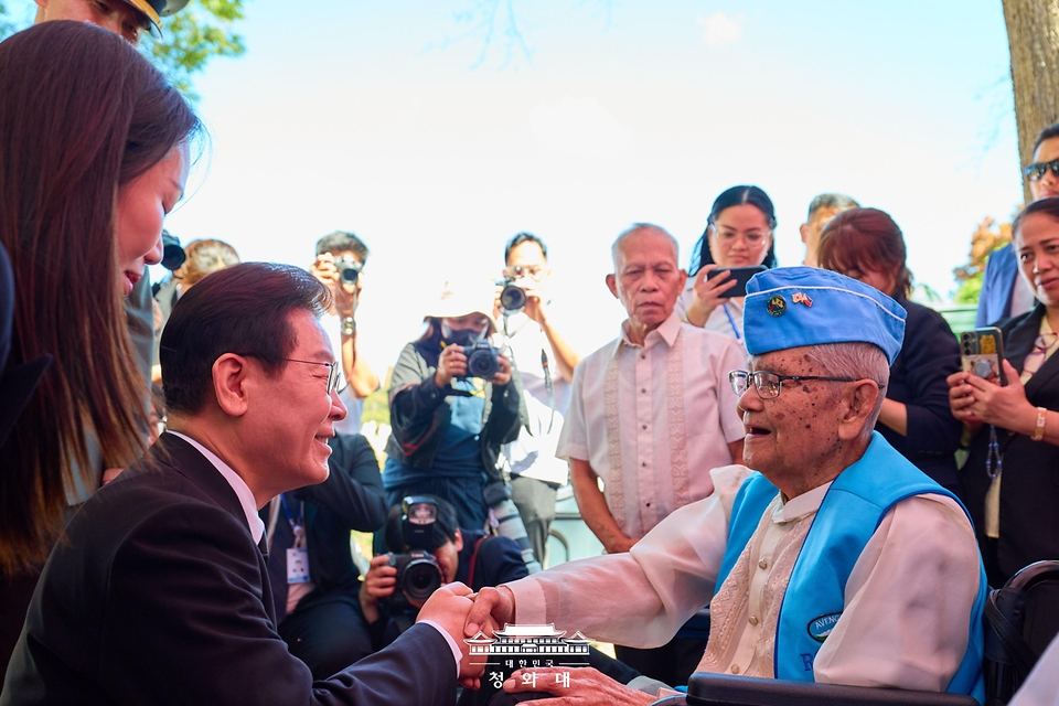 필리핀을 국빈방문 중인 이재명 대통령이 3월 4일(현지 시간) 마닐라 영웅묘지 한국전 참전 기념비를 방문해 헌화를 마친 뒤 참전용사와 악수하고 있다.