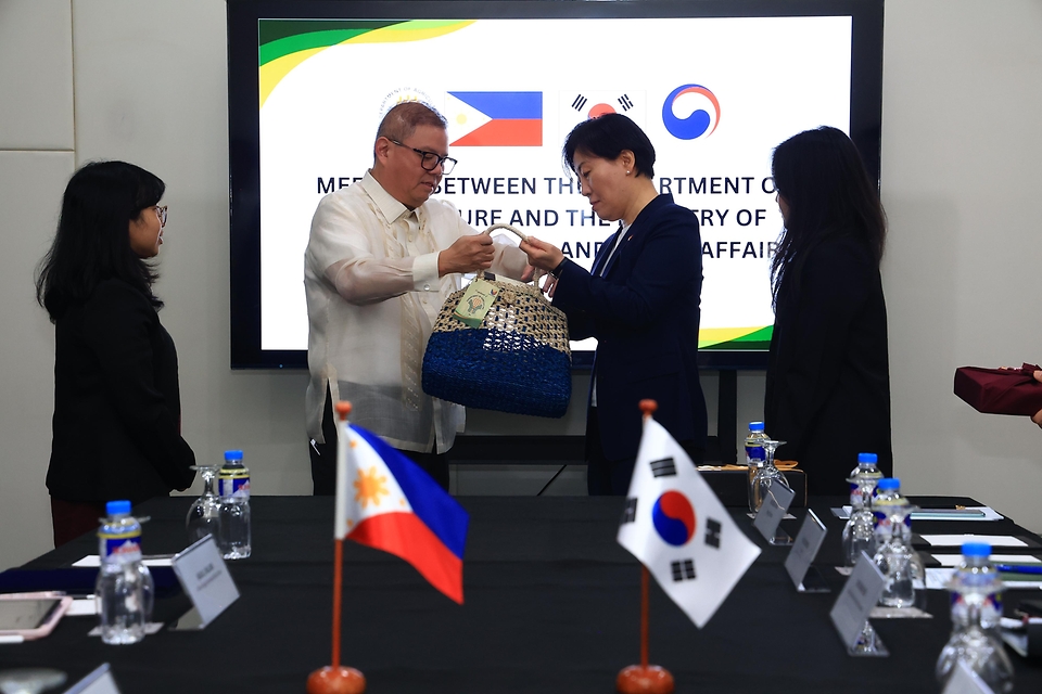 송미령 농림축산식품부 장관이 3월 4일(현지 시간) 필리핀에서 이재명 대통령의 싱가포르, 필리핀 국빈 방문을 계기로 한-싱가포르, 한-필리핀 농업 협력 MOU를 체결하고 있다.