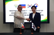 송미령 농림축산식품부 장관이 3월 4일(현지 시간) 필리핀에서 이재명 대통령의 싱가포르, 필리핀 국빈 방문을 계기로 한-싱가포르, 한-필리핀 농업 협력 MOU를 체결하고 있다.