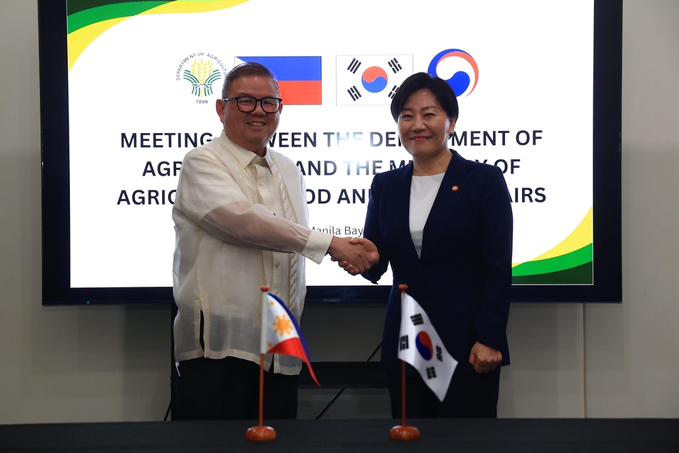 송미령 농림축산식품부 장관이 3월 4일(현지 시간) 필리핀에서 이재명 대통령의 싱가포르, 필리핀 국빈 방문을 계기로 한-싱가포르, 한-필리핀 농업 협력 MOU를 체결하고 있다.