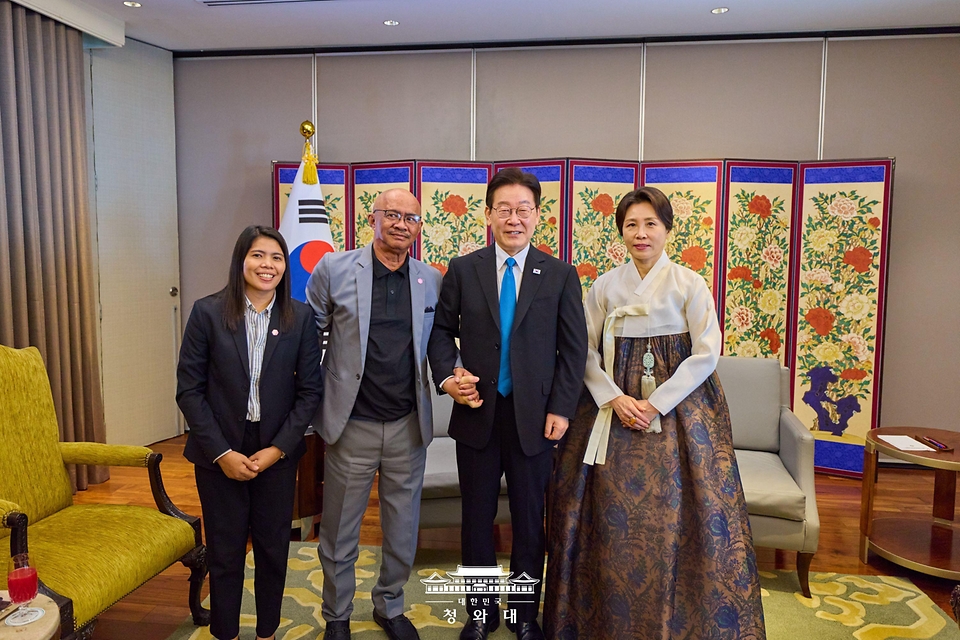 필리핀을 국빈방문한 이재명 대통령과 김혜경 여사가 3월 4일(현지 시간) 필리핀 마닐라 PRS 접견실에서 인권 변호사 시절 인연을 맺은 필리핀 노동자 아리엘 갈락 씨를 만나 기념촬영을 하고 있다.