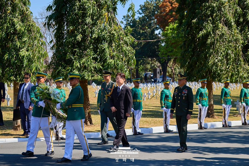 필리핀을 국빈방문 중인 이재명 대통령이 3월 4일(현지 시간) 마닐라 영웅묘지에서 한국전 참전 기념비 헌화를 위해 이동하고 있다.