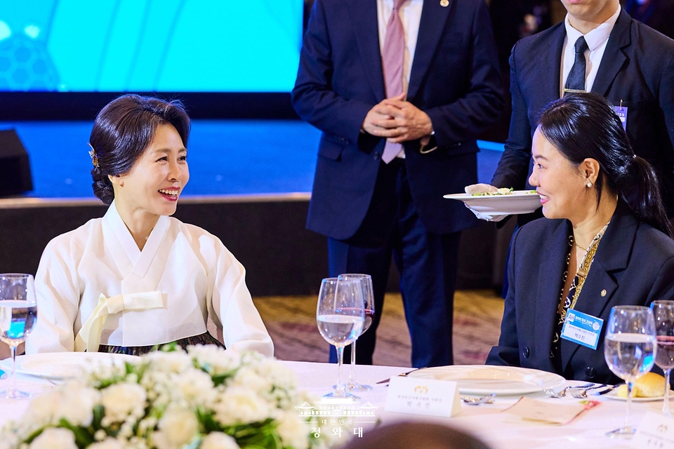 김혜경 여사가 3월 4일(현지 시간) 필리핀 마닐라의 한 호텔에서 열린 동포 간담회에서 참석자와 대화하고 있다.