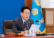 이재명 대통령이 3월 5일 청와대에서 열린 중동 상황 대응책 논의를 위한 국무회의에서 발언하고 있다.