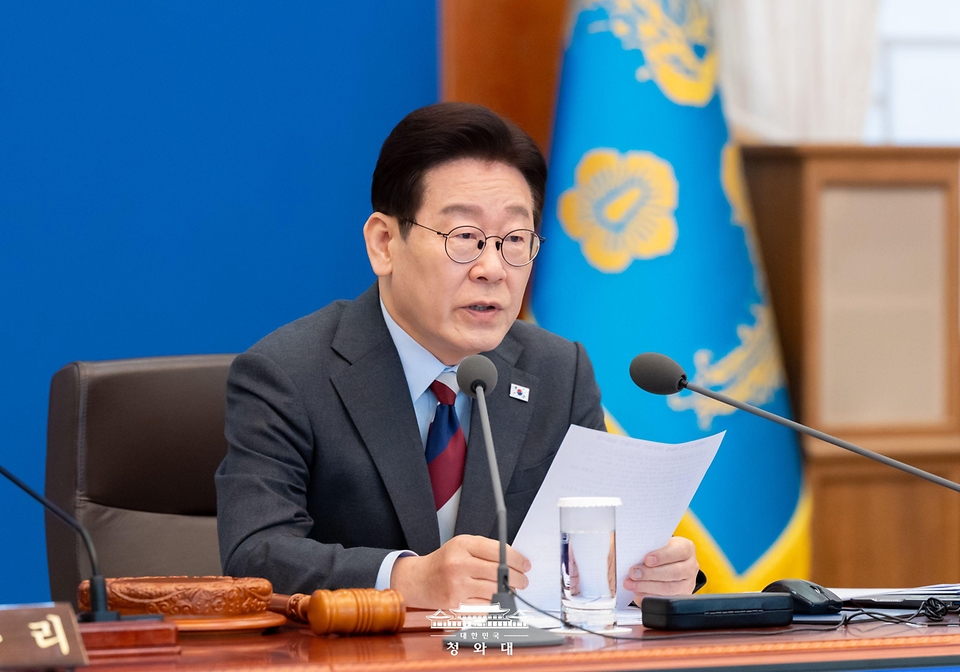 이재명 대통령이 3월 5일 청와대에서 열린 중동 상황 대응책 논의를 위한 국무회의에서 발언하고 있다.