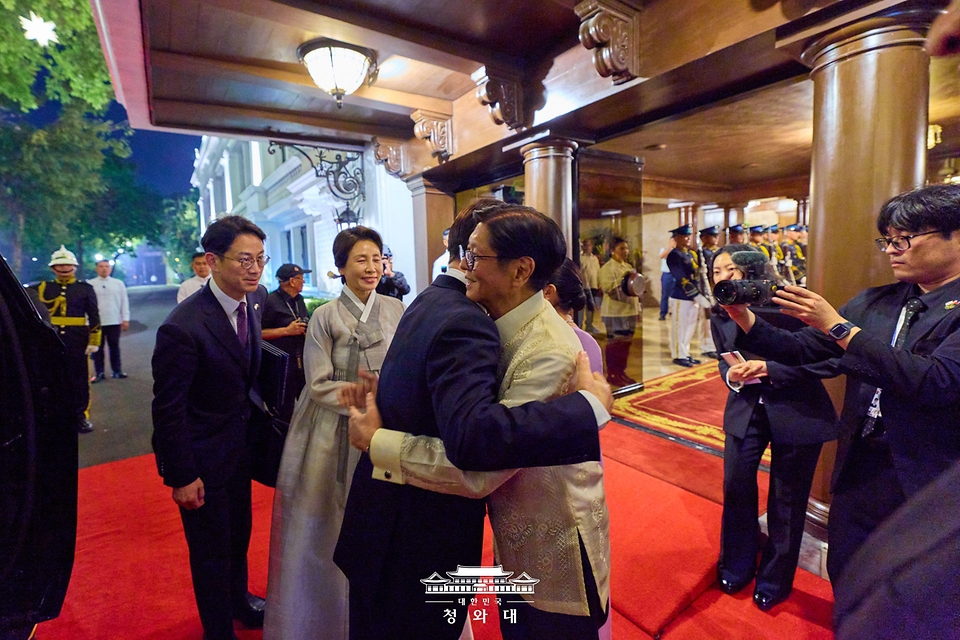 이재명 대통령과 김혜경 여사가 3월 3일(현지 시간) 필리핀 마닐라 말라카냥궁에서 열린 국빈방문 공식만찬 후 페르디난드 마르코스 필리핀 대통령, 루이즈 아라네타 마르코스 여사와 인사를 나누고 있다.