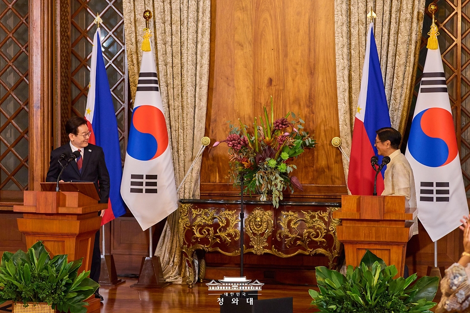 이재명 대통령과 페르디난드 마르코스 필리핀 대통령이 3월 3일(현지 시간) 필리핀 마닐라 말라카냥궁에서 정상회담 후 공동언론발표를 하고 있다.